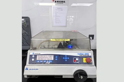 Metallographic cutting machine