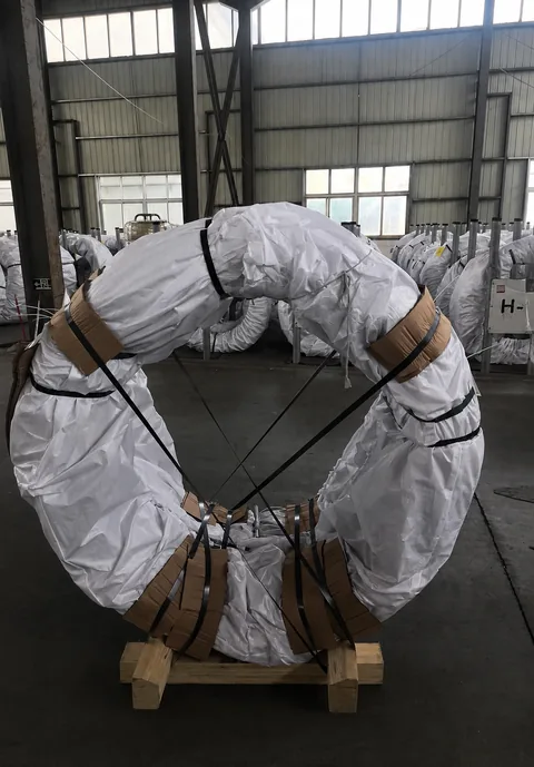 Upright coil: wrapping, straps and timber support