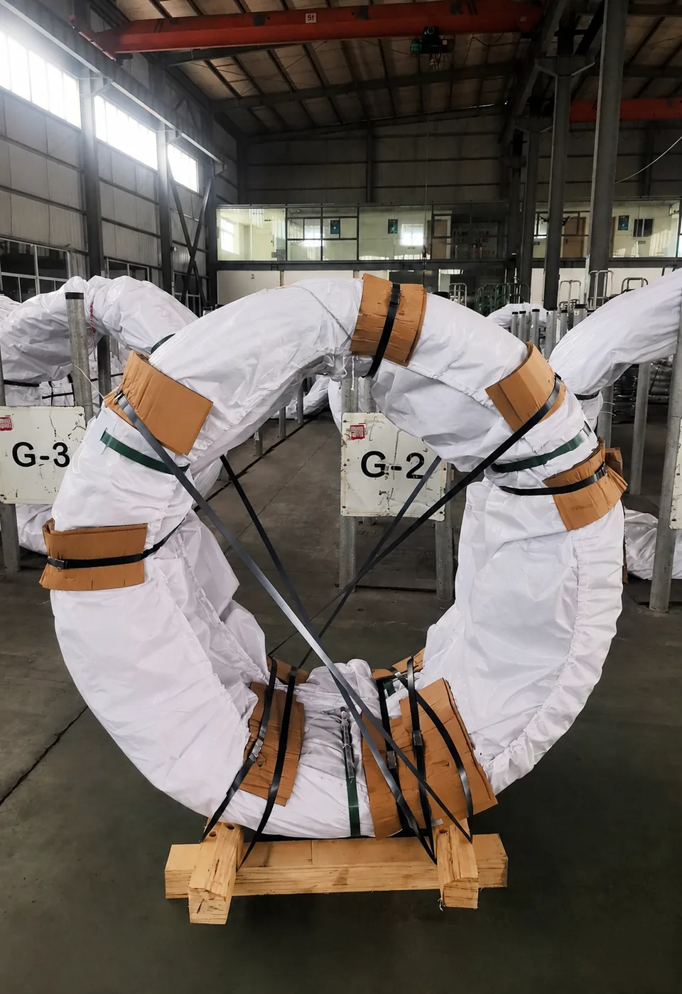 Front view: complete upright coil packaging