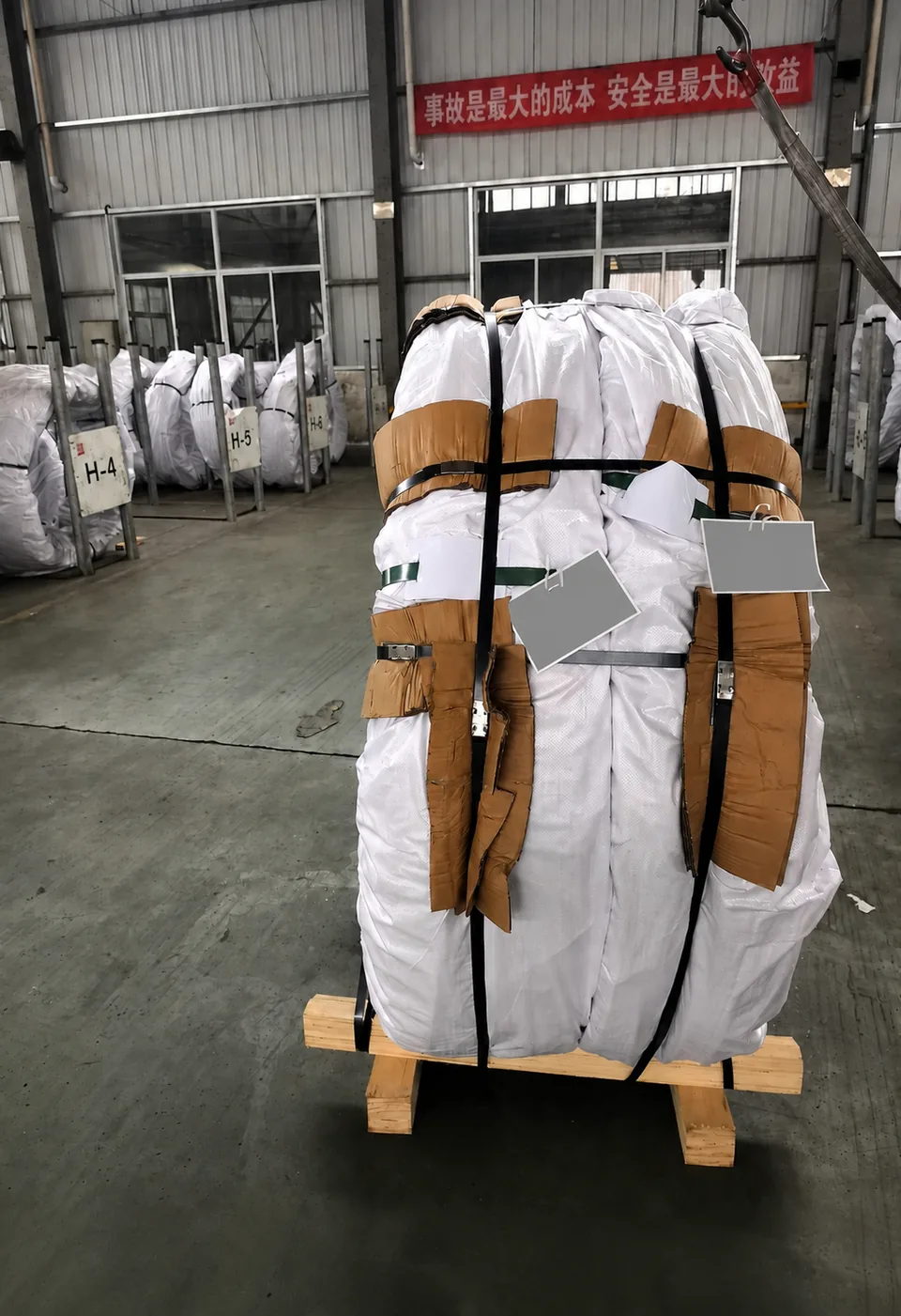 Side view: wooden base and securing straps